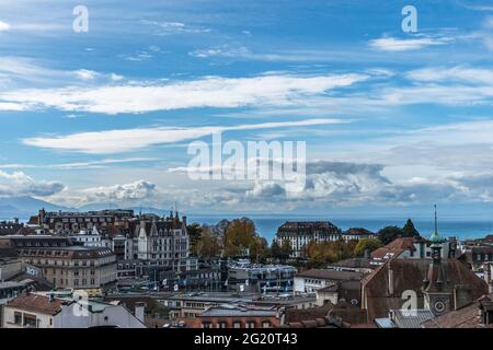 Panoramablick auf die Stadt Lausanne und den Genfer See. Stockfoto