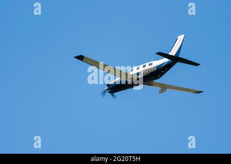 Piper PA-46-350P Malibu Mirage-Flugzeug N955SH fliegt in klarem blauen Himmel über dem London Southend Airport, Essex, Großbritannien. Einmotorige Turboprop-Maschine Stockfoto