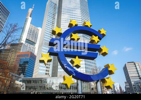 Skulptur mit Euro-Zeichen und Sternen - Währungszeichen für den Euro in der Eurozone der Europäischen Union - Frankfurt, Stockfoto