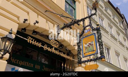 Alte Brauerei in München - berühmtes Restaurant - MÜNCHEN, DEUTSCHLAND - 03. JUNI 2021 Stockfoto