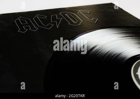 Australische Classic-Rockband, ACDC-Musikalbum auf Vinyl-Schallplatte. Album-Cover mit dem Titel Back in Black Stockfoto