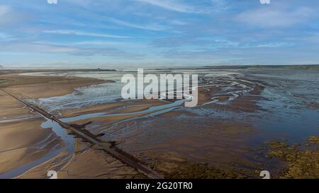 Am frühen Morgen über den Damm zur Heiligen Insel von Lindisfarne, Northumberland, Großbritannien Stockfoto