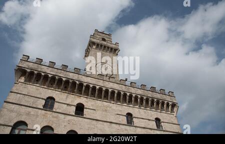 Pulcinella Uhrturm Gebäude an der piazza Grande in montepulciano , Toskana italien Stockfoto