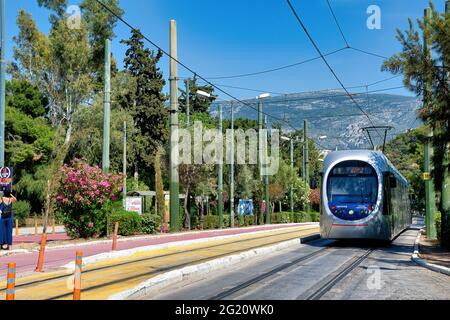 ATHEN, GRIECHENLAND - 05. Mai 2021: Die Athens Tram ist das moderne öffentliche Straßenbahnnetz, das Athen, Griechenland, bedient. 5-12-2021 Stockfoto