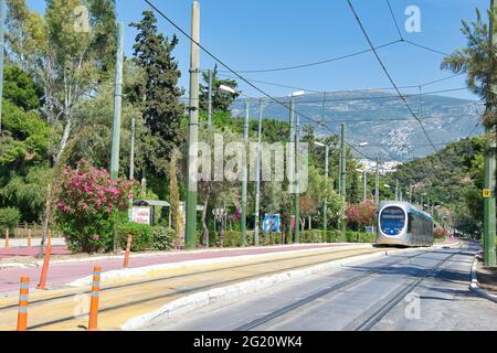 ATHEN, GRIECHENLAND - 05. Mai 2021: Die Athens Tram ist das moderne öffentliche Straßenbahnnetz, das Athen, Griechenland, bedient. 5-12-2021 Stockfoto