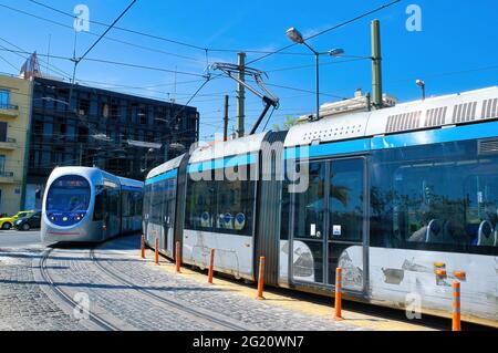 ATHEN, GRIECHENLAND - 05. Mai 2021: Die Athens Tram ist das moderne öffentliche Straßenbahnnetz, das Athen, Griechenland, bedient. 5-12-2021 Stockfoto