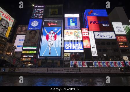 OSAKA, Japan - 24. Dez 2019: Osaka, Japan - 28. Nov 2019: The Glico man advertising placeboard and other advertisemant in Dontonbori, Osaka. Stockfoto