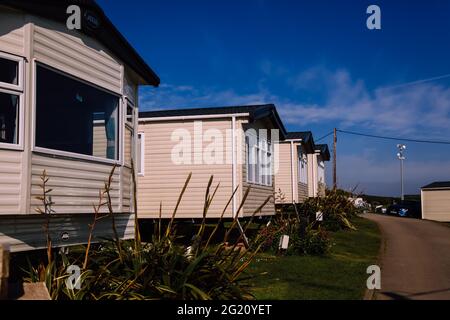 Wohnwagenurlaub in Großbritannien, statische Wohnwagen im Ayr Holiday Park, St. Ives, Cornwall, Großbritannien, Mai 2021 Stockfoto