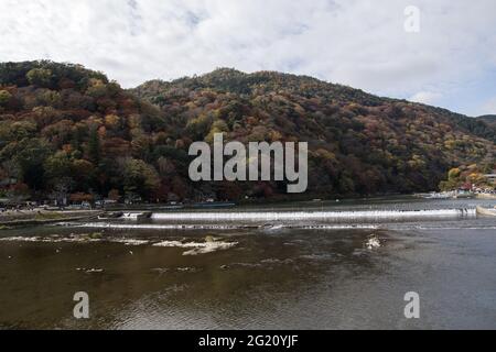 KYOTO, JAPAN - 11. Dez 2019: Kyoto, Japan-26. Nov 2019: Katsuragawa-Fluss mit farbenprächtiger Waldlandschaft im Arashiyama-Distrikt, Kyoto Stockfoto