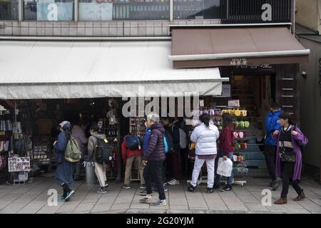 KYOTO, JAPAN - Dec 11, 2019: Kyoto, Japan-26 Nov, 2019: Touristen wandern durch das Gebiet der Togetsu-kyo-Brücke in Arashiyama, Kyoto. T Stockfoto