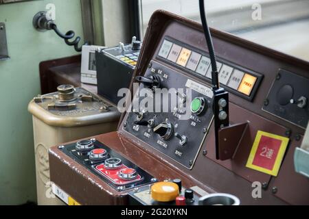 KYOTO, JAPAN - 12. Dez 2019: Kyoto, Japan - 26. Nov 2019: Steuertafelsysteme eines Oldtimer-Zuges in Kyoto, Japan. Stockfoto