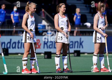 AMSTELVEEN, NIEDERLANDE - 7. JUNI: Jette Fleschutz aus Deutschland und Victoria Huse aus Deutschland stellen sich während des EM-Eishockeyliga-Spiels zwischen England und Deutschland im Wagener Stadion am 7. Juni 2021 in Amstelveen, Niederlande auf (Foto: Jeroen Meuwsen/Orange Picches) Stockfoto