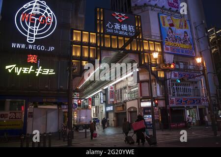 OSAKA, JAPAN - 24. Dez 2019: Osaka, Japan - 28. Nov 2019: Ruhiges Shinsaibashi-Viertel in Osaka während der Morgendämmerung. Stockfoto