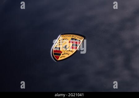 Porsche-Logo-Abzeichen auf Motorhaube am Fahrzeug Stockfoto