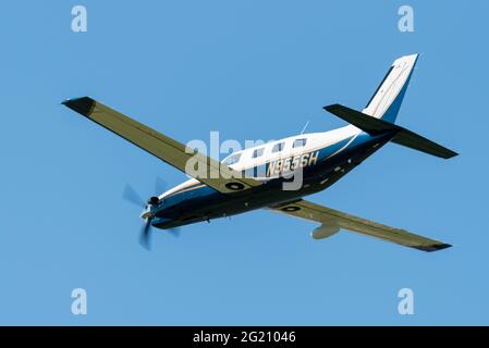 Piper PA-46-350P Malibu Mirage-Flugzeug N955SH fliegt in klarem blauen Himmel über dem London Southend Airport, Essex, Großbritannien. Turboprop-Flugzeug klettert weg Stockfoto