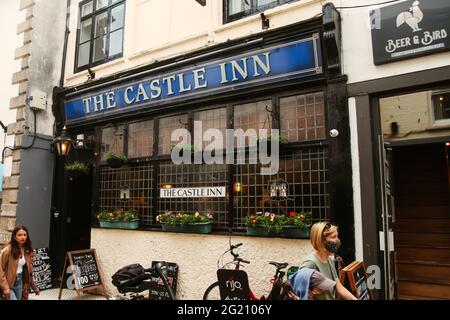 The Castle Inn Public House, Fore Street, St. Ives, Cornwall, Großbritannien, Juni 2021 Stockfoto