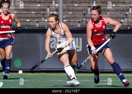 AMSTELVEEN, NIEDERLANDE - 7. JUNI: Nike Lorenz aus Deutschland und Grace Balsdon aus England während des EM-Spiels zwischen England und Deutschland im Wagener Stadion am 7. Juni 2021 in Amstelveen, Niederlande (Foto: Jeroen Meuwsen/Orange Picles) Stockfoto