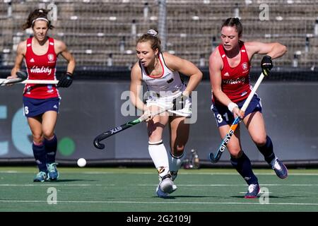 AMSTELVEEN, NIEDERLANDE - 7. JUNI: Nike Lorenz aus Deutschland und Grace Balsdon aus England während des EM-Spiels zwischen England und Deutschland im Wagener Stadion am 7. Juni 2021 in Amstelveen, Niederlande (Foto: Jeroen Meuwsen/Orange Picles) Stockfoto