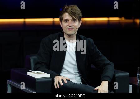 Köln, Deutschland. Juni 2021. Der Autor Benedict Wells sitzt im Studio bei der Veranstaltung "munter und wach und mittendrin und unsterblich" im Rahmen von lit.Cologne. Das internationale literaturfestival findet seit 2001 jedes Frühjahr in Köln statt. Im Jahr 2020 wurde es aufgrund der Coronavirus-Pandemie abgesagt und für den Frühsommer 2021 verschoben. Quelle: Henning Kaiser/dpa/Alamy Live News Stockfoto