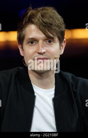 Köln, Deutschland. Juni 2021. Der Autor Benedict Wells sitzt im Studio bei der Veranstaltung "munter und wach und mittendrin und unsterblich" im Rahmen von lit.Cologne. Das internationale literaturfestival findet seit 2001 jedes Frühjahr in Köln statt. Im Jahr 2020 wurde es aufgrund der Coronavirus-Pandemie abgesagt und für den Frühsommer 2021 verschoben. Quelle: Henning Kaiser/dpa/Alamy Live News Stockfoto