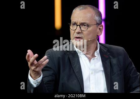 Köln, Deutschland. Juni 2021. Der Autor Knut Elstermann sitzt im Studio bei der Veranstaltung "mürsch und wach und mittendrin und unsterblich" im Rahmen von lit.Cologne. Das internationale literaturfestival findet seit 2001 jedes Frühjahr in Köln statt. Im Jahr 2020 wurde es aufgrund der Coronavirus-Pandemie abgesagt und für den Frühsommer 2021 verschoben. Quelle: Henning Kaiser/dpa/Alamy Live News Stockfoto