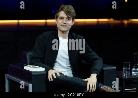 Köln, Deutschland. Juni 2021. Der Autor Benedict Wells sitzt im Studio bei der Veranstaltung "munter und wach und mittendrin und unsterblich" im Rahmen von lit.Cologne. Das internationale literaturfestival findet seit 2001 jedes Frühjahr in Köln statt. Im Jahr 2020 wurde es aufgrund der Coronavirus-Pandemie abgesagt und für den Frühsommer 2021 verschoben. Quelle: Henning Kaiser/dpa/Alamy Live News Stockfoto