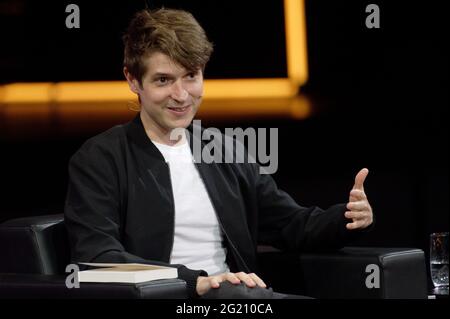 Köln, Deutschland. Juni 2021. Der Autor Benedict Wells sitzt im Studio bei der Veranstaltung "munter und wach und mittendrin und unsterblich" im Rahmen von lit.Cologne. Das internationale literaturfestival findet seit 2001 jedes Frühjahr in Köln statt. Im Jahr 2020 wurde es aufgrund der Coronavirus-Pandemie abgesagt und für den Frühsommer 2021 verschoben. Quelle: Henning Kaiser/dpa/Alamy Live News Stockfoto