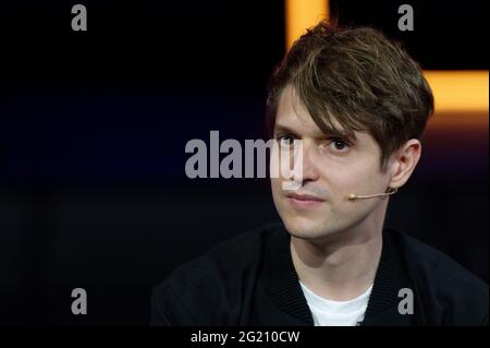 Köln, Deutschland. Juni 2021. Der Autor Benedict Wells sitzt im Studio bei der Veranstaltung "munter und wach und mittendrin und unsterblich" im Rahmen von lit.Cologne. Das internationale literaturfestival findet seit 2001 jedes Frühjahr in Köln statt. Im Jahr 2020 wurde es aufgrund der Coronavirus-Pandemie abgesagt und für den Frühsommer 2021 verschoben. Quelle: Henning Kaiser/dpa/Alamy Live News Stockfoto