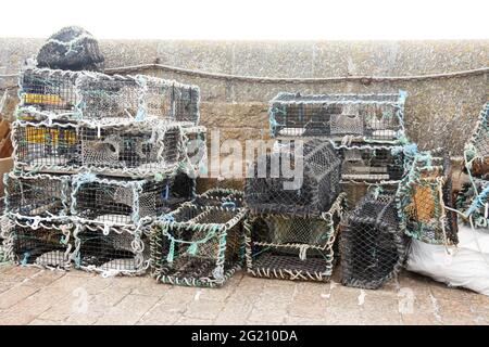 Square Lobster Pots on Smeaton's Pier, St. Ives, Cornwall, Großbritannien, Juni 2021 Stockfoto