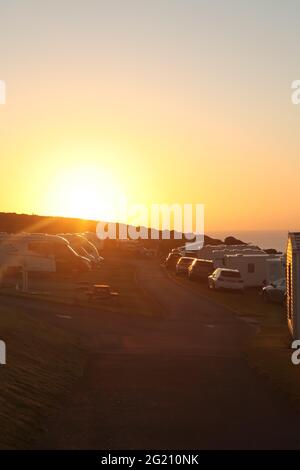 Wohnwagenurlaub in Großbritannien, Sonnenuntergang im Ayr Holiday Park, St. Ives, Cornwall, Großbritannien, Juni 2021 Stockfoto