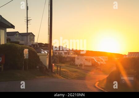 Wohnwagenurlaub in Großbritannien, Sonnenuntergang im Ayr Holiday Park, St. Ives, Cornwall, Großbritannien, Juni 2021 Stockfoto