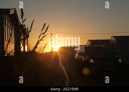 Gäste, die bei Sonnenuntergang vom Ayr Holiday Caravan Park, St. Ives, Cornwall, Großbritannien, Juni 2021, Caravan Holiday in UK Stockfoto