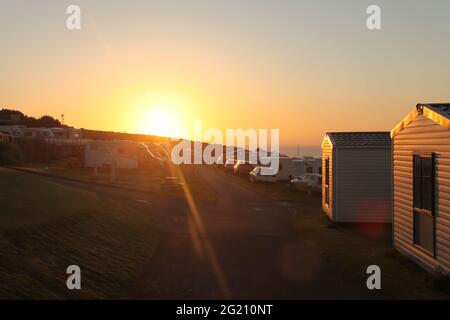 Wohnwagenurlaub in Großbritannien, Sonnenuntergang im Ayr Holiday Caravan Park, St. Ives, Cornwall, Großbritannien, Juni 2021 Stockfoto