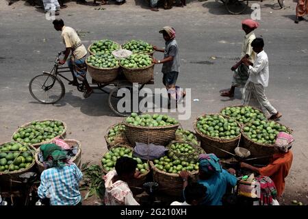 Händler aus verschiedenen Teilen des Landes kommen auf den Mangogroßmarkt im Kansat-Basar in Chapainwabganj, um Mangos zu kaufen. Chapainwabganj, Rajshahi, Bangladesch. 30.Mai 2009. Stockfoto