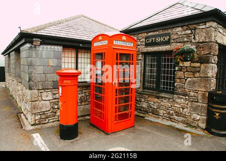 Eintritt in den Souvenirladen und rote K6-Telefonbox im Jamaica Inn Coach House Souvenirladen, Bodmin Moor, Bolventor, Cornwall, Großbritannien, Juni 2021 Stockfoto