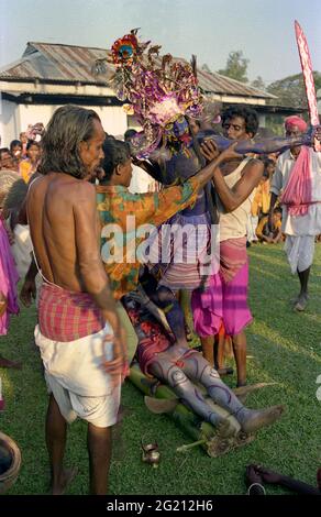 Eine Gruppe hinduistischer Anhänger führt während des Charak-Festivals in Sylhet, Bangladesch, eine Szene aus dem Mythos der Hindu-Göttin Kali, der Göttin der Zeit, auf. 12. März 2009. Charak Puja wird an den letzten Tagen des bengalischen Monats Chaitra (April) mit dem Namen „Chatitra Sangkranti“ abgehalten. Die Bauern feiern dieses Fest mit den eifrigen Gesängen und Tänzen der Anhänger. Dieses hinduistische religiöse Fest ist bekannt für seine Riten des Körperdurchdrinkens und des Wirbels von einem hohen Pol aus. Die Wurzel dieses Rituals liegt im Glauben an Geister und im Kult der Wiedergeburt. Seine Riten deuten auf ein uraltes Ritual menschlicher Opfer hin. Stockfoto