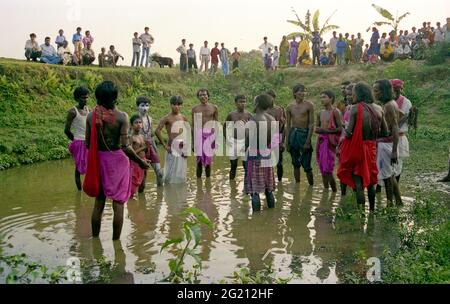 Eine Gruppe hinduistischer Anhänger führt die Rituale von Charak Puja in Sylhet, Bangladesch, durch. 12. März 2009.die Charak Puja, die an den letzten Tagen des bengalischen Monats Chaitra (April) abgehalten wird, ist bekannt für ihre Riten des Durchdringenden und Wirbels von einem hohen Pol aus. Die Wurzel dieses Rituals liegt im Glauben an Geister und im Kult der Wiedergeburt. Seine Riten deuten auf ein uraltes Ritual menschlicher Opfer hin. Stockfoto