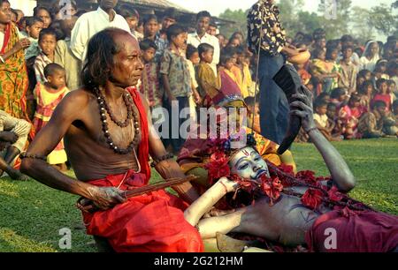 Eine Gruppe hinduistischer Anhänger führt während des Charak-Festivals in Sylhet, Bangladesch, eine Szene aus dem Mythos der Hindu-Göttin Kali, der Göttin der Zeit, auf. 12. März 2009. Charak Puja wird an den letzten Tagen des bengalischen Monats Chaitra (April) mit dem Namen „Chatitra Sangkranti“ abgehalten. Die Bauern feiern dieses Fest mit den eifrigen Gesängen und Tänzen der Anhänger. Dieses hinduistische religiöse Fest ist bekannt für seine Riten des Körperdurchdrinkens und des Wirbels von einem hohen Pol aus. Die Wurzel dieses Rituals liegt im Glauben an Geister und im Kult der Wiedergeburt. Seine Riten deuten auf ein uraltes Ritual menschlicher Opfer hin. Stockfoto