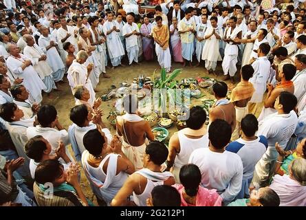 Die Anbetung gottes Jagannaths auf dem Wagen, während des Rathyatra-Festes. Die jährliche „Rathayatra“- oder Wagenreise ist ein wichtiges hinduistisches Fest, das sich vor allem auf die Reise des gottes Jagannath oder Vishnu zum Meer bezieht. Sie wird am zweiten Tag des Neumondes in Asadha, dem vierten Monat des Hindu-Kalenders, beobachtet. Die Rückreise findet am 11. Tag des Mondes statt. So wird der Wagen nach acht Tagen wieder an seinen Ausgangspunkt gebracht. Hindus glauben, dass Jagannath auf seinem Wagen zu sehen sie aus dem Zyklus der Wiedergeburt befreien wird. Hinduistische Anhänger ordnen diesen Cha entsprechend an