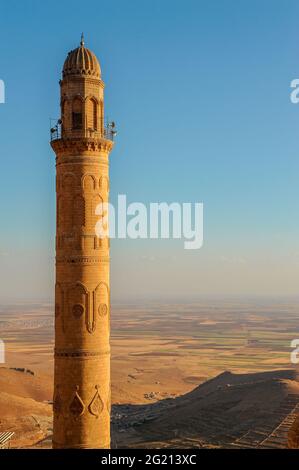 Das Minarett der Ulu Moschee und die Ebene von Mesopotamien, Mardin, Türkei Stockfoto