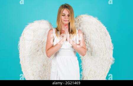 Frau mit weißen Flügeln. Valentinstag Engel beten. Valentine Amor. Februar 14. Stockfoto