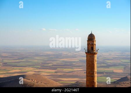 Das Minarett der Ulu Moschee und die Ebene von Mesopotamien, Mardin Stockfoto