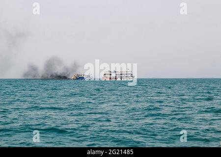 Das Fährschiff der Bucht von Bengalen raucht aus seinem Kamin. Schwarze Abgase, die nach der Zündung des Hauptmotors aus dem Kamin eines festgetäuten Tankers stammen. Stockfoto