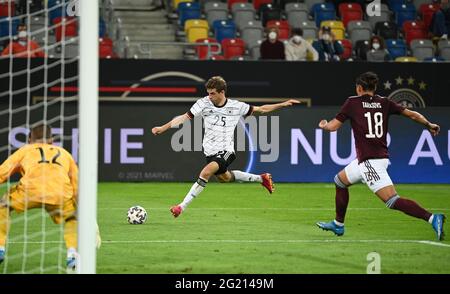 Düsseldorf, Deutschland. Juni 2021. Fußball: Europameisterschaft, Internationale, Deutschland - Lettland in der Merkur Spiel-Arena. Thomas Müller (Deutschland) schießt am Tor. WICHTIGER HINWEIS: Gemäß den Bestimmungen der DFL Deutsche Fußball Liga und des DFB Deutscher Fußball-Bund ist es untersagt, im Stadion und/oder vom Spiel aufgenommene Fotos in Form von Sequenzbildern und/oder videoähnlichen Fotoserien zu verwenden oder zu verwenden. Quelle: Federico Gambarini/dpa/Alamy Live News Stockfoto