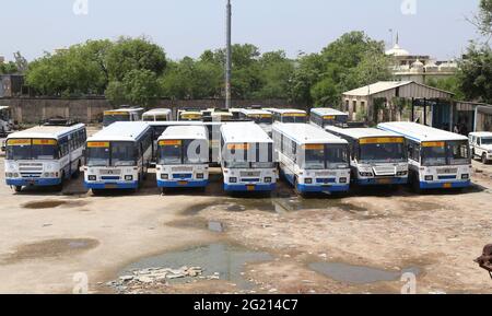 Beawar, Indien. Juni 2021. Busse parkten während der laufenden COVID-19-Sperre in Beawar am Busbahnhof. Öffentliche Verkehrsmittel, einschließlich der staatlichen Straßen und privaten Bussen, werden ab Juni 10 in Rajasthan erlaubt sein. (Foto: Sumit Saleswat/Pacific Press) Quelle: Pacific Press Media Production Corp./Alamy Live News Stockfoto