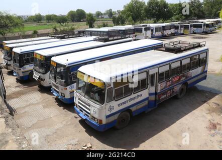 Beawar, Indien. Juni 2021. Busse parkten während der laufenden COVID-19-Sperre in Beawar am Busbahnhof. Öffentliche Verkehrsmittel, einschließlich der staatlichen Straßen und privaten Bussen, werden ab Juni 10 in Rajasthan erlaubt sein. (Foto: Sumit Saleswat/Pacific Press) Quelle: Pacific Press Media Production Corp./Alamy Live News Stockfoto