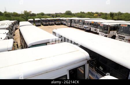 Beawar, Indien. Juni 2021. Busse parkten während der laufenden COVID-19-Sperre in Beawar am Busbahnhof. Öffentliche Verkehrsmittel, einschließlich der staatlichen Straßen und privaten Bussen, werden ab Juni 10 in Rajasthan erlaubt sein. (Foto: Sumit Saleswat/Pacific Press) Quelle: Pacific Press Media Production Corp./Alamy Live News Stockfoto