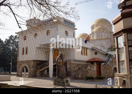 Nordmakedonien, Skopje, Mai 2021, Gedenkstätte Mutter Teresa Haus mit Statue davor Stockfoto