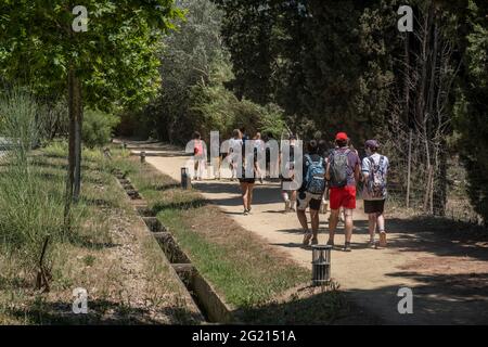 Barcelona, Spanien. Juni 2021. Eine Gruppe von Studenten wird auf der Erholungslinie zwischen dem Landwirtschaftspark Delta del Llobregat und den Start- und Landebahnen des Flughafens El Prat beobachtet.das Projekt zur Erweiterung einer der Start- und Landebahnen des Flughafens Josep Tarradellas, der im Volksmund als Barcelona's Prat Airport bekannt ist, Droht, in ein geschütztes Gebiet der Feuchtgebiete des Naturparks Delta del Llobregat einzudringen und eine bittere Debatte über das Gleichgewicht zwischen Wirtschaft und Umweltschutz zu eröffnen. Kredit: SOPA Images Limited/Alamy Live Nachrichten Stockfoto