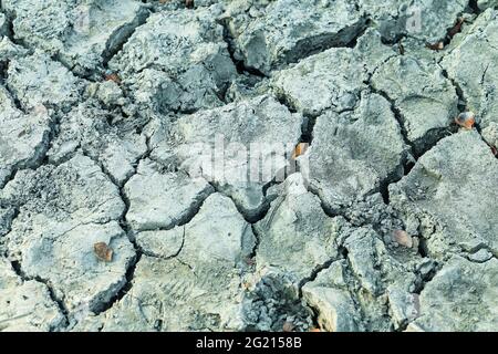 Nahaufnahme von trockenem Boden. Gebrochener Boden für den Hintergrund. Knackig getrockneter Boden in Dürre, durch die globale Erwärmung beeinflusst, hat den Klimawandel verursacht. Wassermangel. Stockfoto
